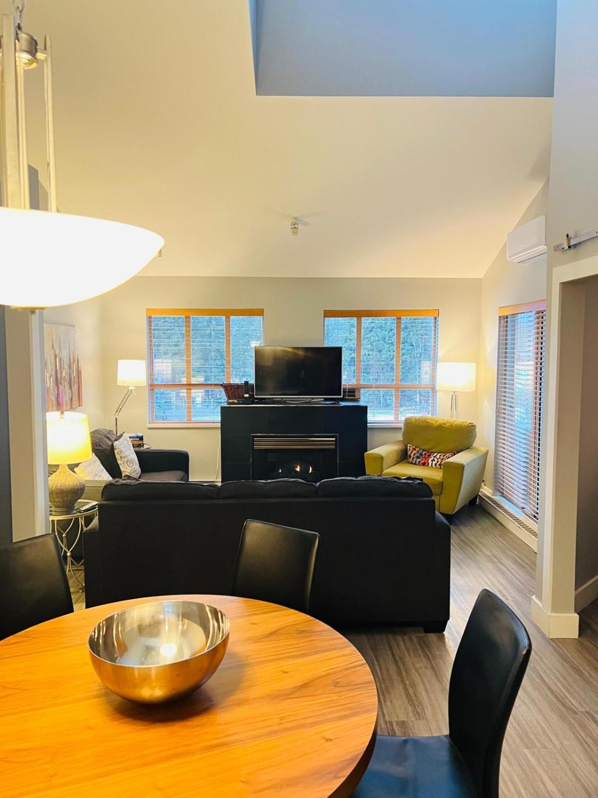 Tyndalstone Lodge 3 Bedroom In The Heart Of Village North Whistler Extérieur photo