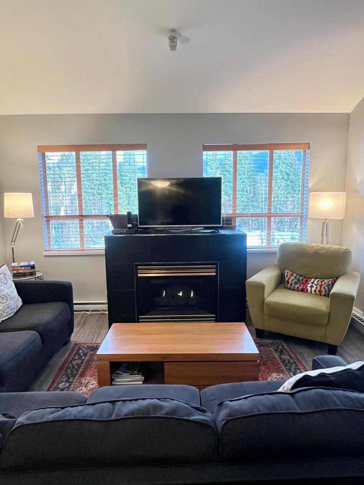 Tyndalstone Lodge 3 Bedroom In The Heart Of Village North Whistler Extérieur photo