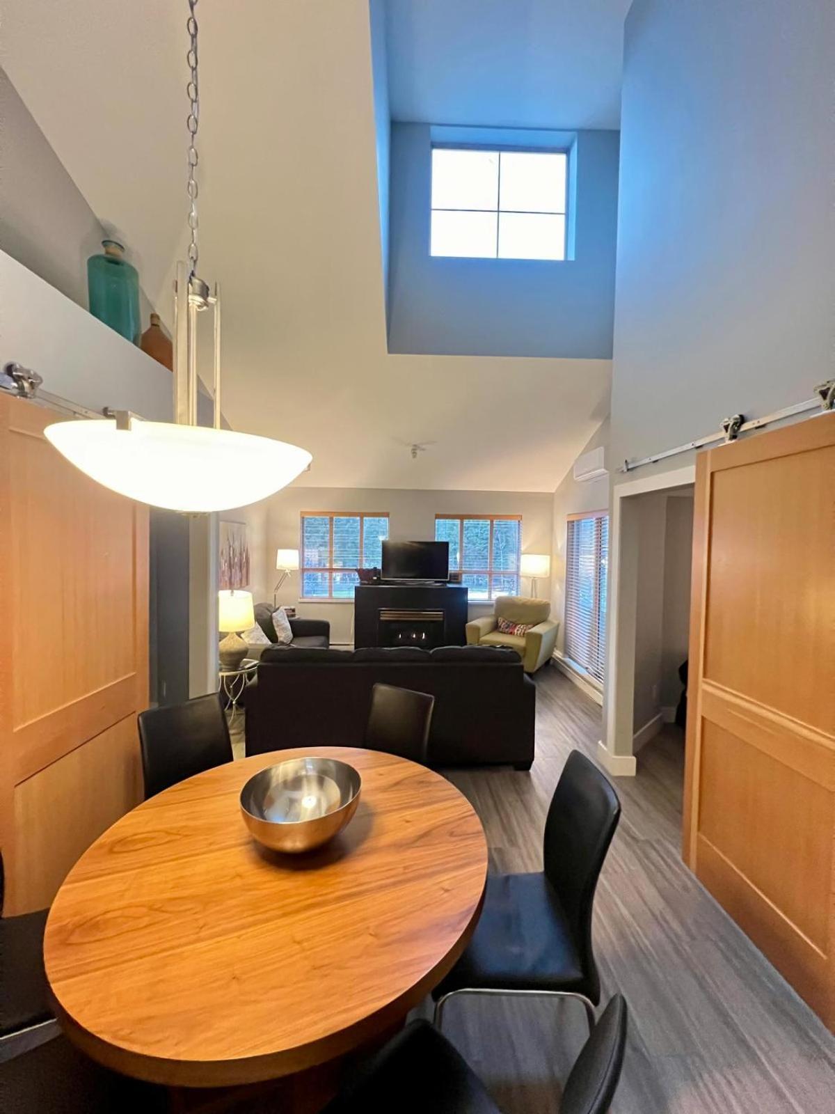 Tyndalstone Lodge 3 Bedroom In The Heart Of Village North Whistler Extérieur photo