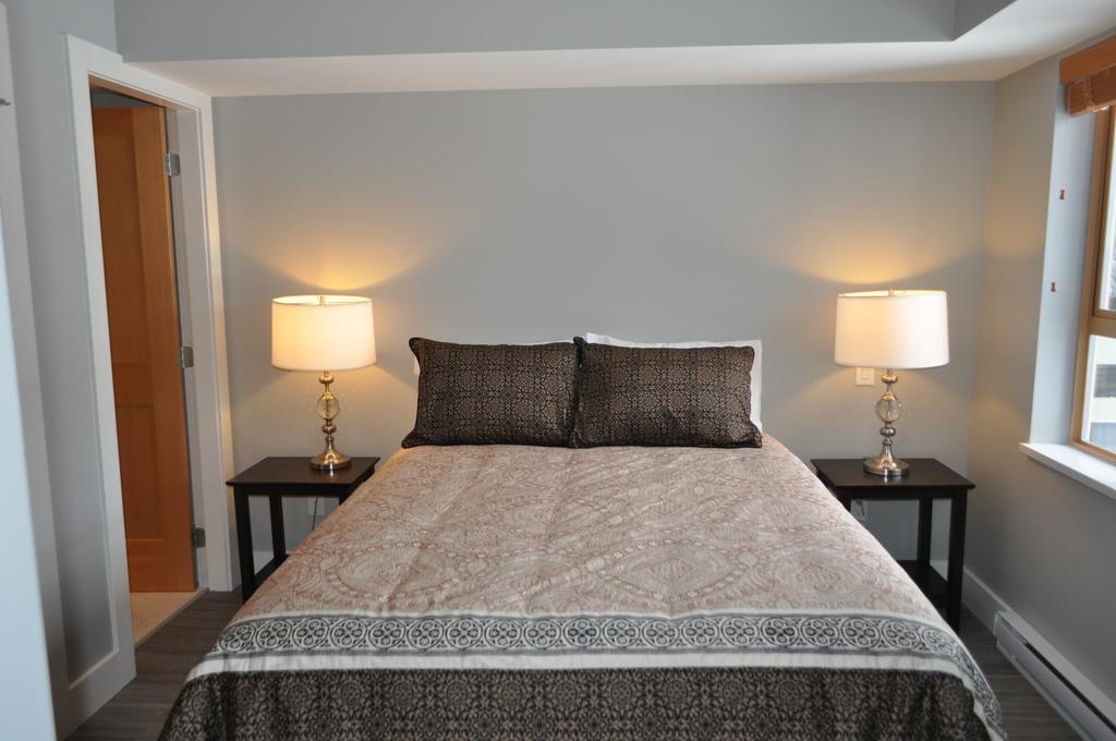 Tyndalstone Lodge 3 Bedroom In The Heart Of Village North Whistler Extérieur photo