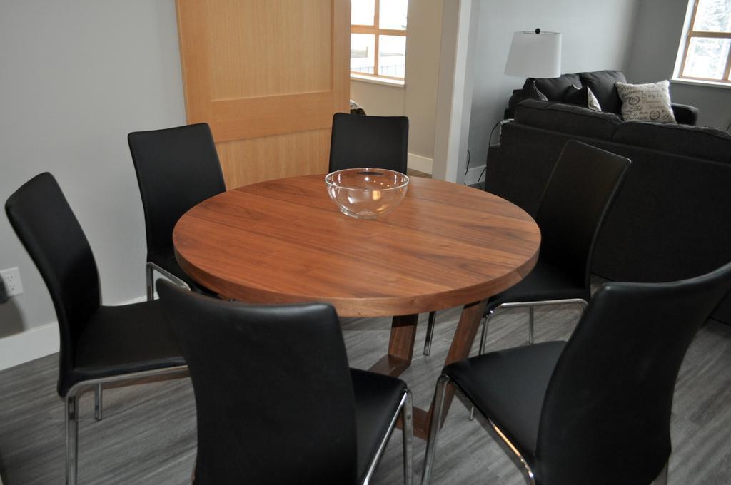 Tyndalstone Lodge 3 Bedroom In The Heart Of Village North Whistler Extérieur photo