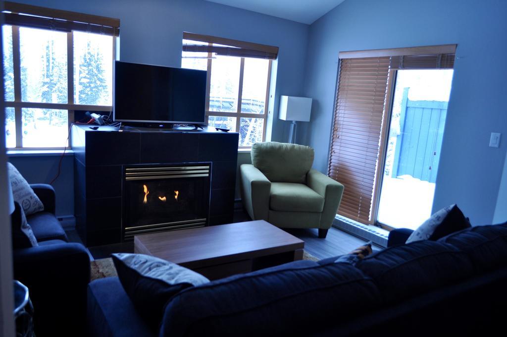 Tyndalstone Lodge 3 Bedroom In The Heart Of Village North Whistler Extérieur photo