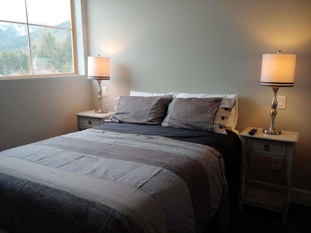 Tyndalstone Lodge 3 Bedroom In The Heart Of Village North Whistler Extérieur photo
