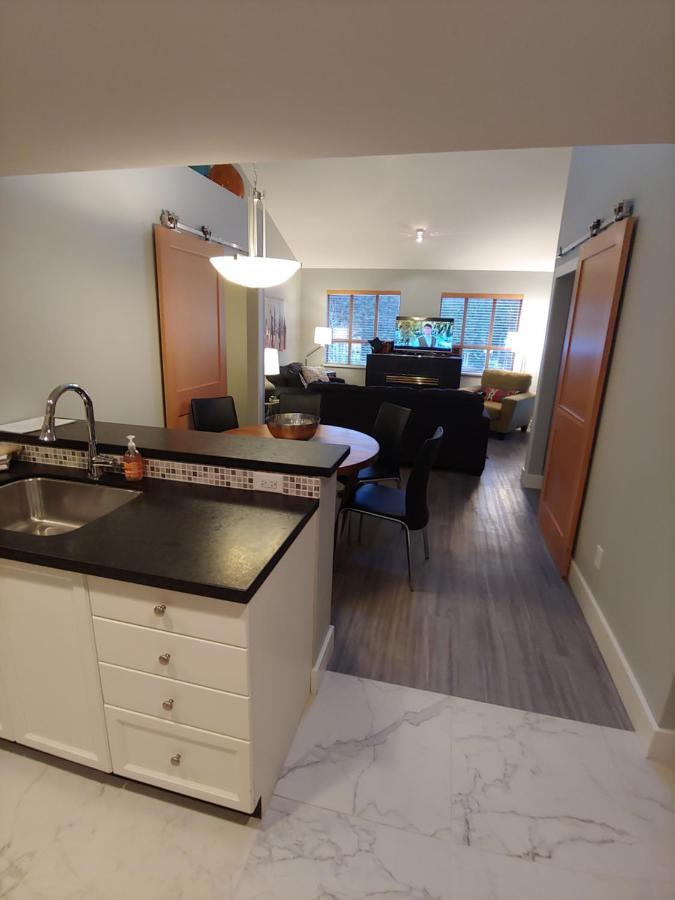 Tyndalstone Lodge 3 Bedroom In The Heart Of Village North Whistler Extérieur photo